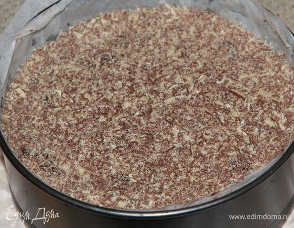 Сверху можно покрыть чем угодно: молотыми орехами, миндальными лепестками, джемом, ягодами, просто притрусите сахарной пудрой с какао. Я смолола 1 шоколадную вафлю. В таком виде отправляем наш торт в холодильник на пару часов. Но лучше — до утра. Именно так я и сделала.