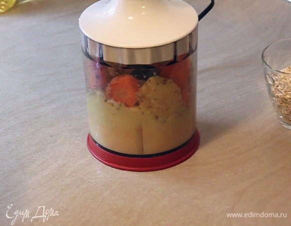 Так же можно воспользоваться мелкой теркой, а орехи измельчить отдельно.
