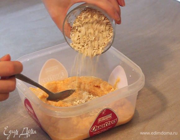 Добавляем сухие овсяные хлопья и все хорошо перемешиваем.

