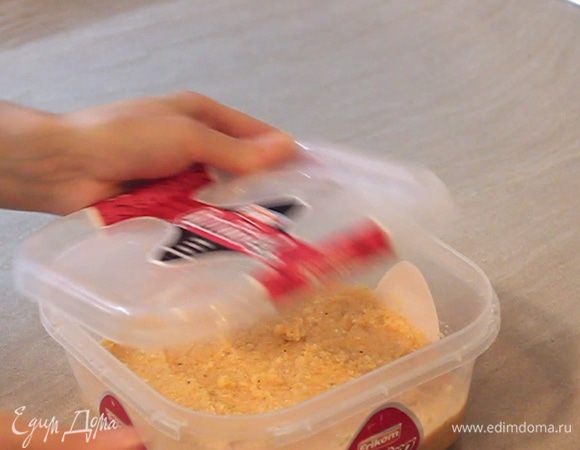 Накрываем емкость крышкой либо пищевой пленкой. Ставим получившуюся овощную смесь отдохнуть в холодильник на 20-30 минут.
