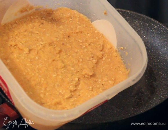 Через 20-30 минут наливаем растительное масло в сковороду и достаем нашу смесь.