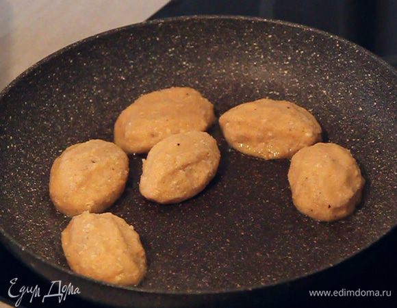 Пока разогревается сковорода, начинаем формировать наши котлеты. Руки перед этим немного смачиваем водой. Этот же прием я использую в приготовлении классических котлет. В таком случае смесь не прилипает к рукам. Котлеты получаются аккуратной формы.