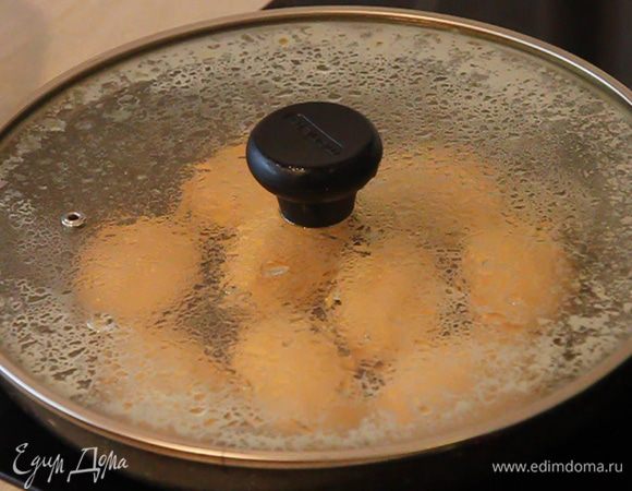 Выкладываем наши котлеты на сковороду с разогретым маслом и обжариваем котлетки до золотистой корочки под крышкой. Чтобы котлеты дополнительно пропарились.
