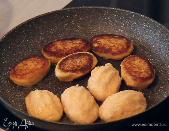 С появлением золотистой корочки переворачиваем котлеты. Жарим их под крышкой дальше со второй стороны.