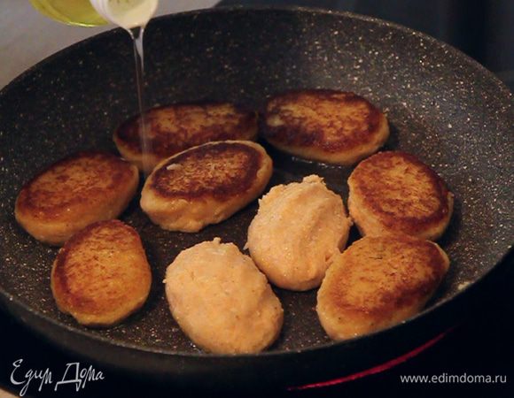 Можно периодически добавлять чуть-чуть растительного масла, так как наши котлетки не имеют своего жира, в отличие от котлет из мяса.