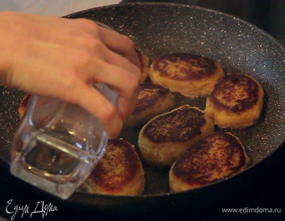 Так же в конце можно немного добавить теплой воды и дополнительно пропарить наши котлеты 2-3 минуты под крышкой.