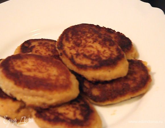 Достаем наши котлетки, выкладываем их на блюдо. Дополнительно можем украсить котлетки поджаренными грибочками либо любой зеленью.

Приятного вам аппетита!