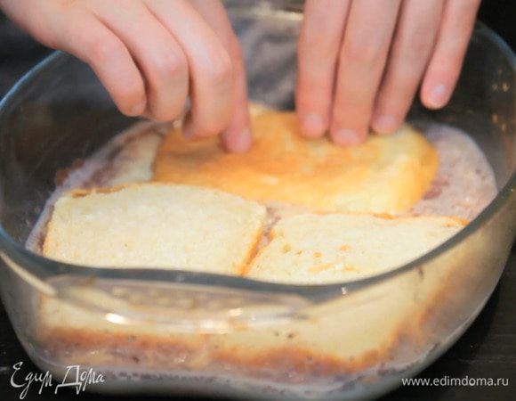 Взбить вместе яйца, корицу, молоко и цедру одного грейпфрута. Опустить туда кусочки хлеба и оставить на 30 минут. Можно подготовить их заранее и замочить на ночь, убрав в холодильник и накрыв миску пленкой.