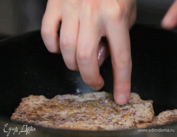 Растопить сливочное масло и обжарить тосты.