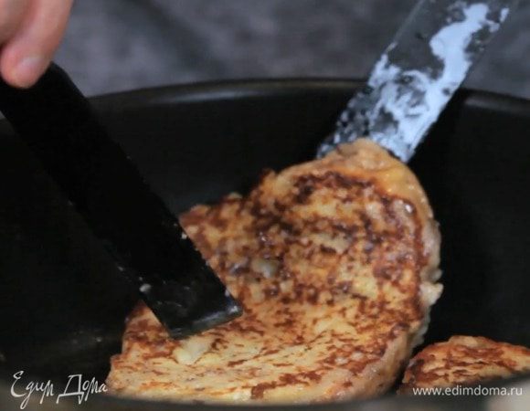 Обжаривать по 2-3 минуты с каждой стороны. При желании оставшийся сахар высыпать на тарелку и обмакнуть в него уже готовый горячий тост.