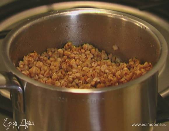 Гречку залить горячим овощным бульоном и на небольшом огне отварить до готовности.