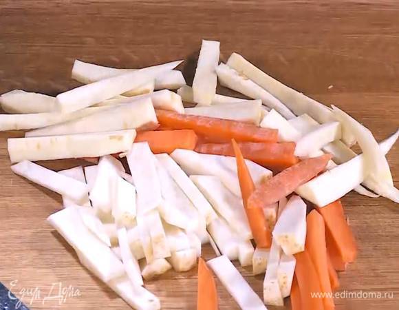 Сельдерей, пастернак и морковь почистить и нарезать тонкими длинными брусочками.