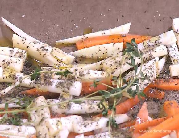 Противень выстелить бумагой для выпечки, выложить нарезанные овощи, немного полить оливковым маслом, посыпать сухими травами, посолить, поперчить, сверху разложить тимьян и отправить под разогретый гриль на несколько минут.