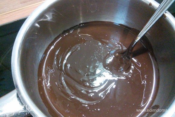 1 день: для бисквита растопить шоколад любым способом (можно на водяной бане, а так же на малом огне в ковшике, главное использовать хороший и качественный шоколад).