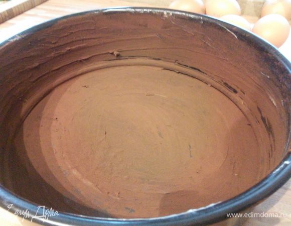 Форму 20 см в диаметре смазать маслом и посыпать какао. Лишнее какао стряхнуть. 