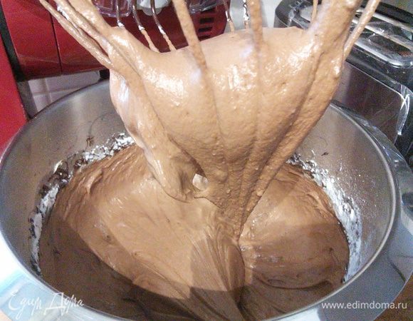 Затем оставшуюся муку. Тесто готово, его выход 1200 г. Взвешивала я для того, чтобы равномерно распределить бисвит для двух коржей, т. к. коржи выпекаются отдельно. 