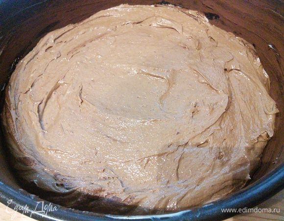 Половину теста выложить в форму, разровнять и выпекать в заранее разогретой до 160°С духовке около часа. 