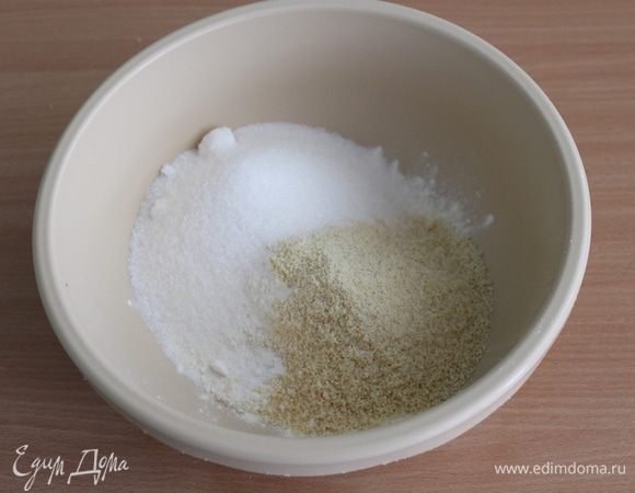 Смешать муку, миндаль, сахар, соду, соль.