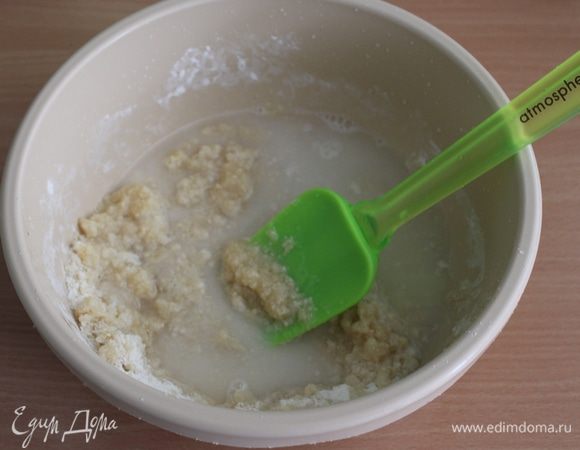 Добавить к ним масло, воду, сок и миндальный экстракт. Хорошо перемешать.