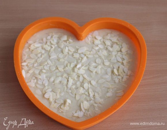 Выложить в форму 15 см, посыпать миндальными лепестками.