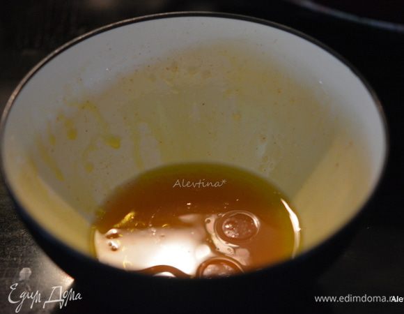 Приготовим маринад, перемешав все в блюде. Если количество мяса больше увеличить количество ингредиентов.