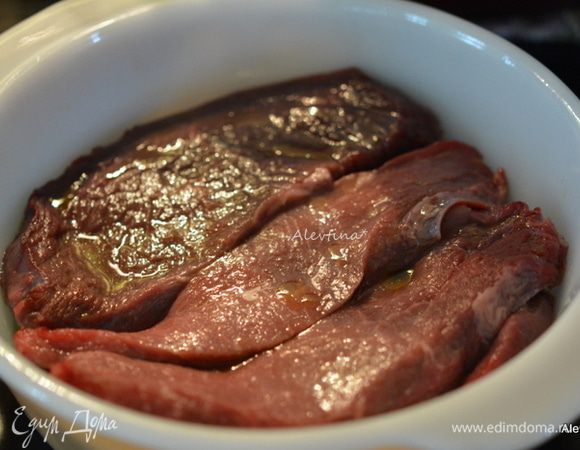 Нарезанные куски говядины выложить в маринад, закрыть пленкой и поставить в холодильник на 1 час. Раз перевернуть.