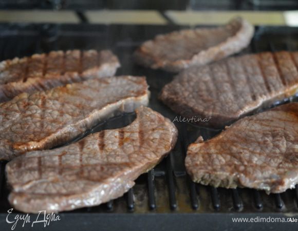 Посолить и поперчить стейки. Готовим на гриле до желаемой готовности с обеих сторон.