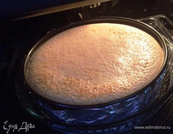 По истечении времени, выключаем духовку, приоткрываем дверцу и оставляем чизкейк остывать. Я пекла поздно вечером, поэтому остывал чизкейк в духовке до утра. Остывший чиз в форме оборачиваем пищевой пленкой и отправляем охлаждаться в холодильник минимум на 8 часов (у меня до вечера).