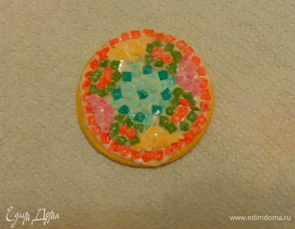 Начать решила с малых форм. На печенье нанесла тонкий слой айсинга и начала работу. Но оказалось, что я работала недостаточно быстро и айсинг застыл скорее, чем я закончила. Пришлось дополнительно наносить айсинг на остальную часть картинки и в итоге центр оказался "проваленным".