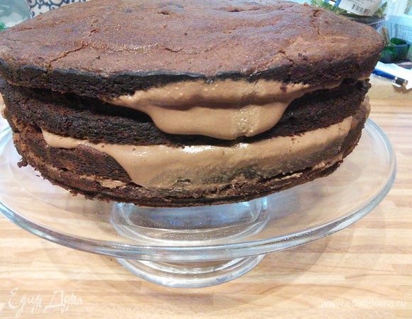На второй день коржи разрезать пополам. Каждый промазать третьей частью шоколадного ганаша, поставить в холодильник. 