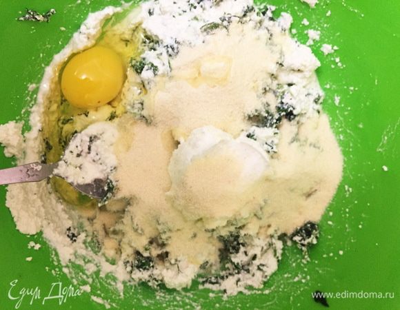 Добавьте все оставшиеся ингредиенты: манную крупу, яйцо, соль и сметану и перемешайте.