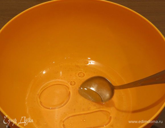 Смешиваем воду, масло и уксус.