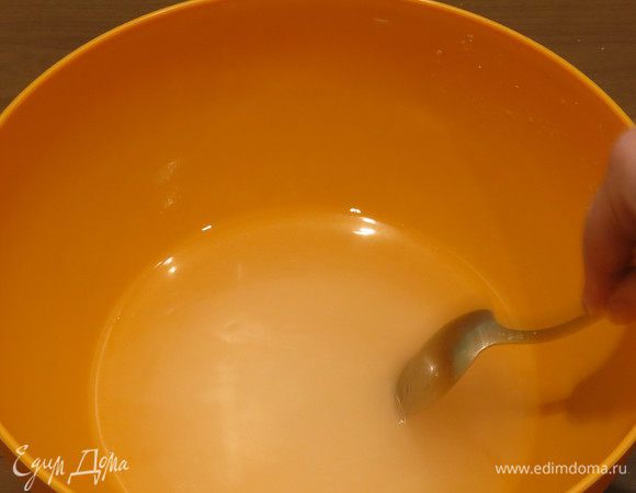 Растворяем сахар в жидкости.