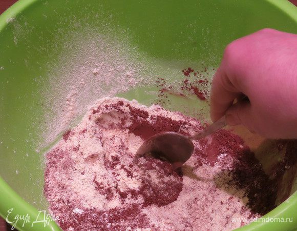 Смешиваем муку — 1,5 стакана, соду 1/4 ч. л., соль и какао 3 ст. л.