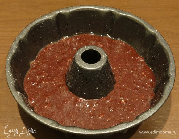 Выкладываем тесто в смазанную форму.