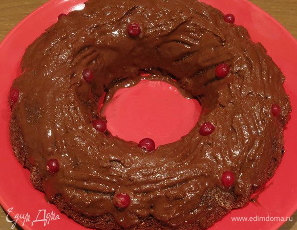 Готовим мусс: в теплой воде растворяем шоколад (горький) и добавляем вино (использовала клубничное домашнее), ставим на холод на 30 минут, сбиваем. Наносим шоколадную массу на кекс, украшаем клюквой.