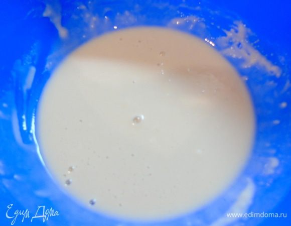 Дрожжи растворяем в 50 мл теплой воды, добавляем сахар и 1 ст. л. муки, размешиваем и оставляем на 10-15 минут.