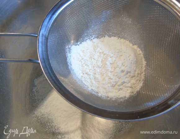 Муку просеиваем.