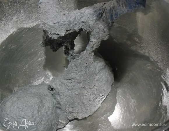 Постепенно добавляя жидкость с дрожжами в мучную смесь замешиваем тесто, в конце добавляем оливковое масло.