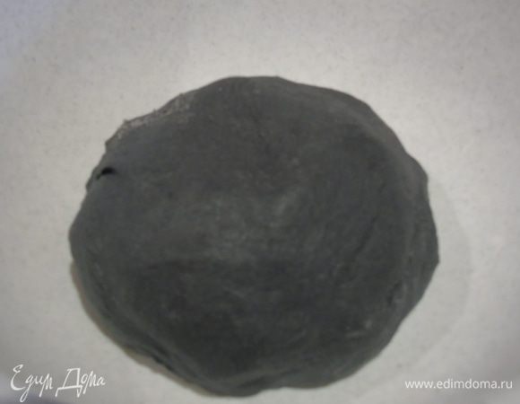 Замешиваем тесто, хорошо-хорошо вымешиваем. В процессоре это занимает 5 минут, руками минут 10. Накрываем полотенцем и отправляем в теплое место на 1 час.