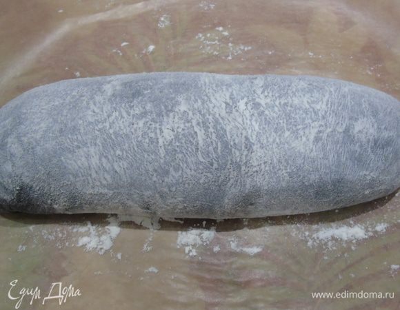 Формируем хлеб, я сформировала батон, вы же по желанию. Хорошенько присыпаем мукой, накрываем легким полотенцем и оставляем еще на 30 минут. Этим временем разогрейте духовку до 230°С.
