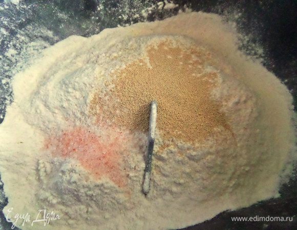 Тесто будет месить хлебопечка. Засыпаем просеянную муку, соль, дрожжи.