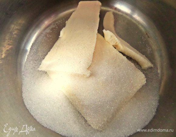В кастрюлю с толстым дном насыпать сахар с маслом.
