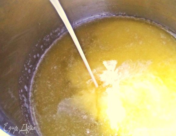 Влить молоко. Снять с огня.