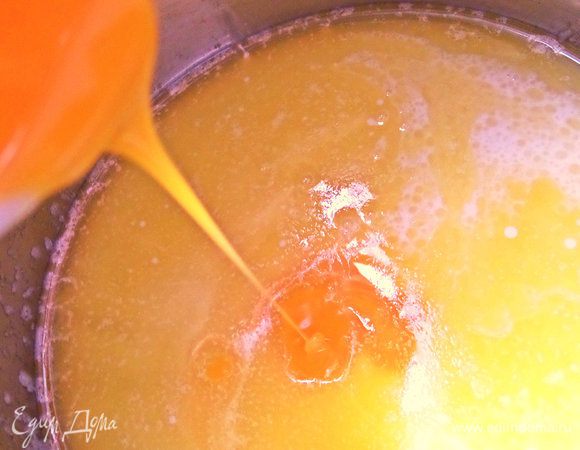 Взболтать желток и отлить половину в массу.