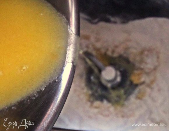 Включить хлебопечку в режим "тесто" (1 час 30 минут) и вылить струйкой жидкий состав в сухой.