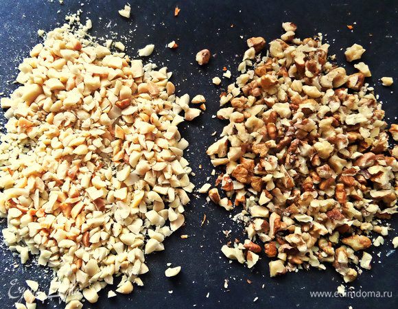 Пока ждём тесто, займёмся начинкой. Орехи можно только грецкие, но я решила взять половину уже обжаренного арахиса. Мелко порубить в крошку.