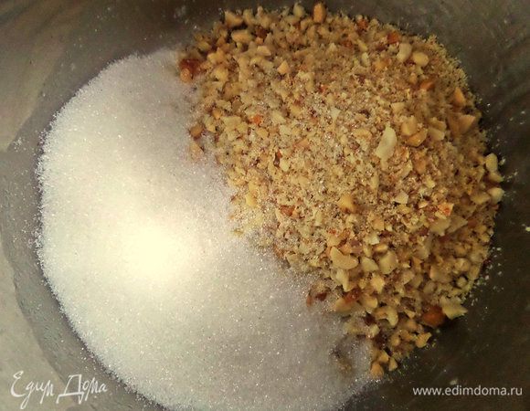 Засыпать сахар и орехи в кастрюлю.