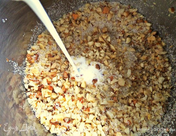 Влить молоко и поставить на огонь до растворения сахара.