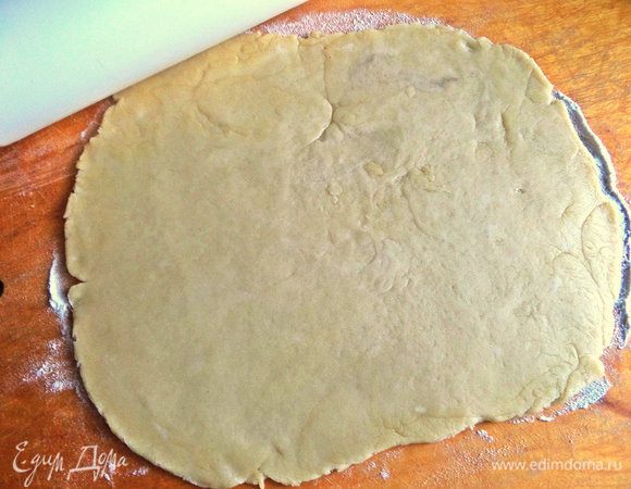 Готовое тесто раскатать в прямоугольник (26х30 см) на доске с мукой.